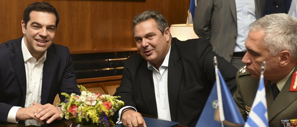 Ministerpräsident Alexis Tsipras (l.) traf am Donnerstag überraschend den Verteidigungsminister Panos Kammenos (Mitte).  