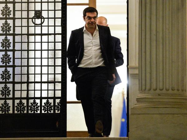 Ungewisser Ausgang. der griechische Regierungschef Alexis Tsipras beim Verlassen seines Amtssitzes in Athen am Dienstagabend. 
