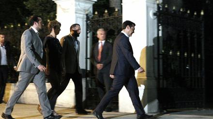 epa04890607 Greek Prime Minister Alexis Tsipras (R), followed by ministers, enters the Presidential Palace for a meeting with Greek President Prokopis Pavlopoulos in Athens, Greece, on 20 August 2015. Tsipras submitted his resignation to President Prokopis Pavlopoulos on Thursday night, after a televised statement in which he asked Greeks to give him a clear mandate in the upcoming national elections.New elections are to take place in Greece on 20 September, government sources announced 20 August 2015, adding that Tsipras will step down to make way for the new polls. EPA/IGOR TALAEVIC +++(c) dpa - Bildfunk+++