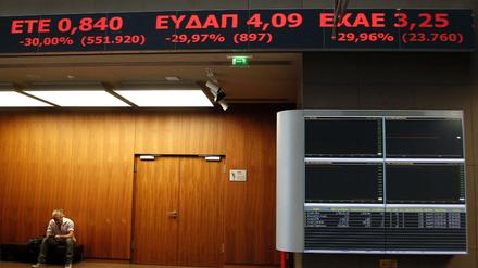 Die Aktien an der griechischen Börse stürzten am Montag massiv ab. Der Handel war zum ersten Mal seit gut fünf Wochen geöffnet worden.