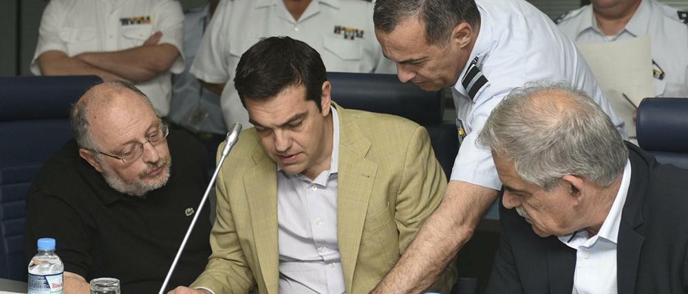 Alexis Tsipras Armeeangehörigen. Der Premier baut seine Regierung um - wer gegen den neuen Syriza-Kurs ist, muss gehen.
