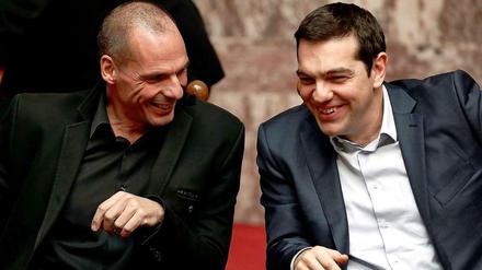 Die Griechen können wieder ein bisschen lachen: Ministerpräsident Alexis Tsipras mit seinem Finanzminister Yanis Varoufakis. 