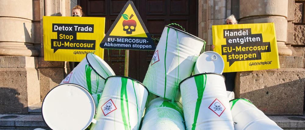 Greenpeace-Protest mit symbolischen Pflanzengift-Fässern vor dem Wirtschaftsministerium, die Organisation ist für den Stopp des EU-Mercosur Handelsabkommens. 