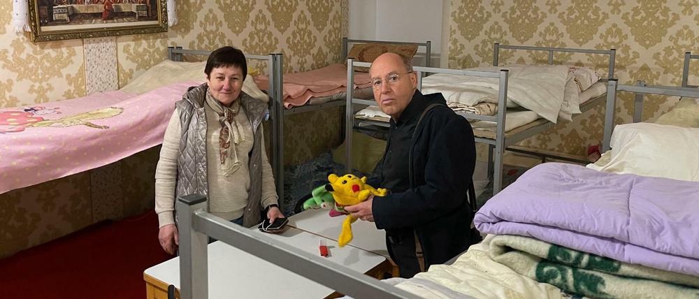 Gregor Gysi besucht in Lemberg auf seiner Reise in die Ukraine eine Notunterkunft für Flüchtlinge aus den Kriegsgebieten