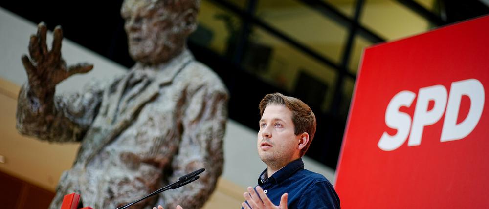 SPD-Generalsekretär Kevin Kühnert vor der Statue von Altkanzler Willy Brandt, dem er anders als seinem Nachfolger Gerhard Schröder Respekt ausspricht.