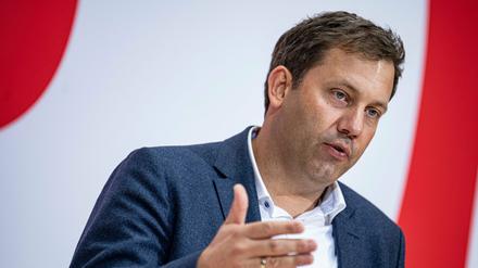Lars Klingbeil, SPD-Bundesvorsitzender, fordert Geschlossenheit von der Regierung. 