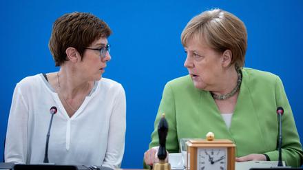 Bundeskanzlerin Angela Merkel (CDU) diskutiert mit der CDU-Generalsekretärin Annegret Kramp-Karrenbauer.