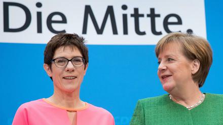 CDU-Chefin Angela Merkel und Annegret Kramp-Karrenbauer, Saarlands Ministerpräsidentin, bei der Pressekonferenz am Montag. 