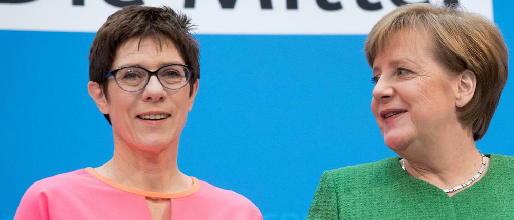 CDU-Chefin Angela Merkel und Annegret Kramp-Karrenbauer, Saarlands Ministerpräsidentin, bei der Pressekonferenz am Montag. 