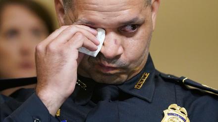 Aquilino Gonell, Polizist der Bundespolizei «United States Capitol Police Department» (USCP), weint beim Anblick eines Videos bei der Anhörung des Untersuchungsausschusses zur Aufarbeitung der Attacke auf das US-Kapitol vom 6. Januar.