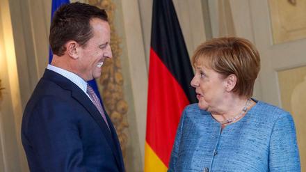 Angela Merkel begrüßt Richard Grenell beim Empfang für das diplomatische Corps im Schloss Meseberg im Juli 2018.