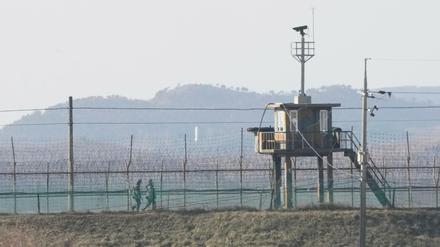 Die Grenze zu Nordkorea ist gut gesichert mit Zäunen und Überwachungsanlagen. 