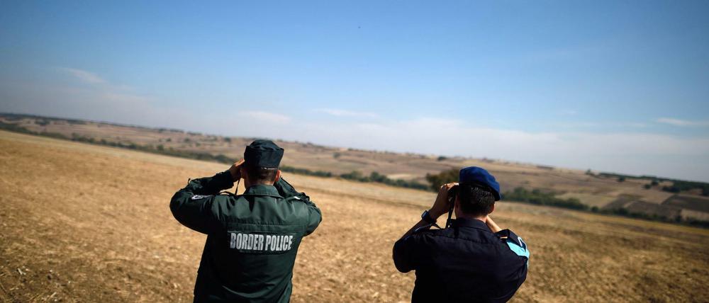 Zwei Beamte der europäischen Grenzschutzagentur Frontex beobachten die bulgarisch-türkische Grenze.