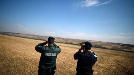Zwei Beamte der europäischen Grenzschutzagentur Frontex beobachten die bulgarisch-türkische Grenze. 