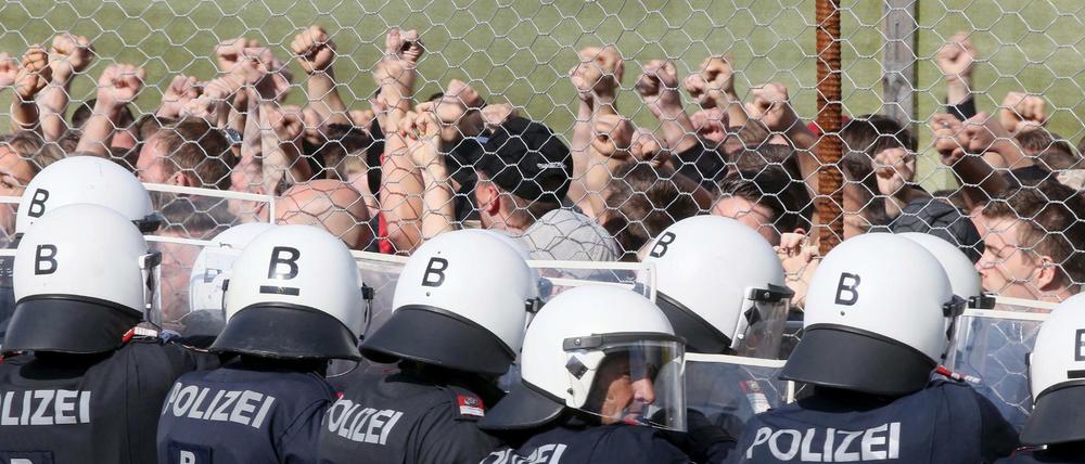 Polizisten stehen Darstellern bei der Grenzschutzübung "Proborders" an der Grenze zu Slowenien gegenüber. 