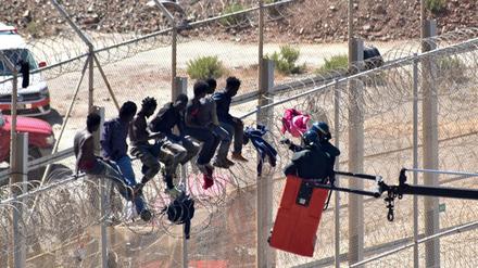 Afrikanische Migranten an der EU-Außengrenze in Ceuta, Spanien.