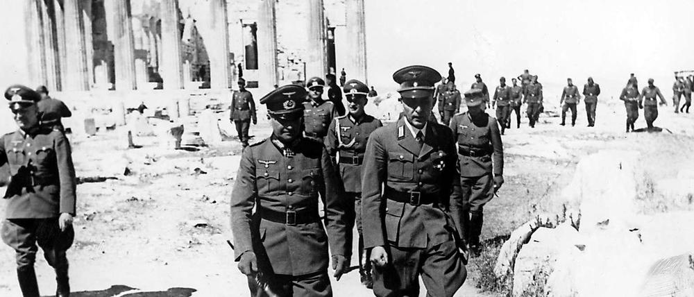 Der deutsche Generalfeldmarschall von Brauchitsch (Mitte links) nach der Eroberung Griechenlands auf der Athener Akropolis, Mai 1941