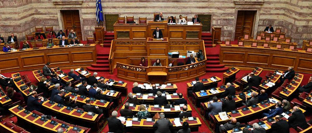 Mitglieder des griechischen Parlaments diskutieren während einer Debatte zu dem Abkommen im griechischen Parlament. 