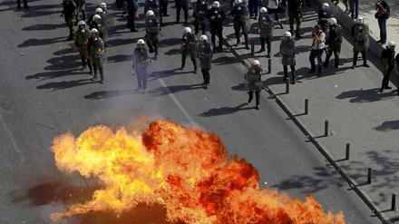 Demonstranten bewarfen die Polizisten in Athen mit Molotov-Cocktails