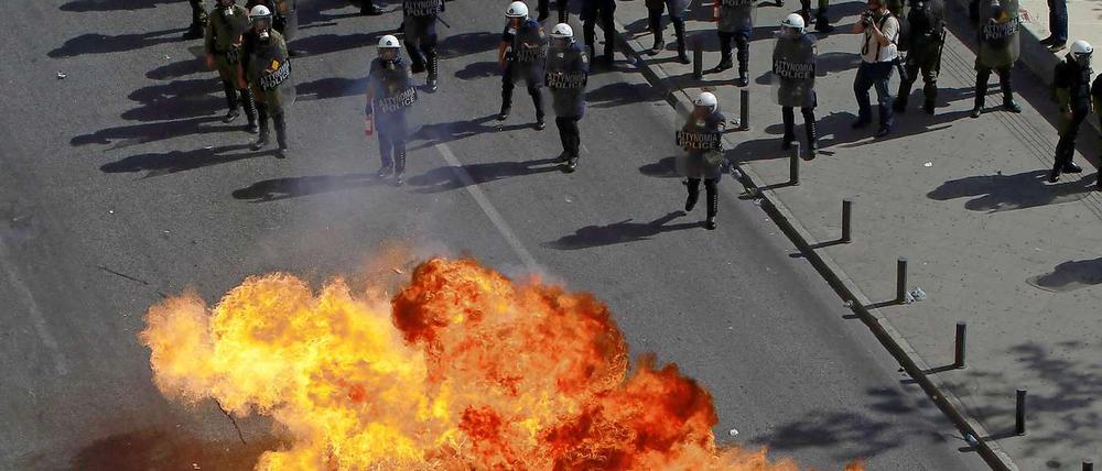 Demonstranten bewarfen die Polizisten in Athen mit Molotov-Cocktails
