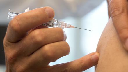 Kleiner Piekser. Mit Vierfachimpfstoffen lässt sich der Grippeschutz merklich verbessern.
