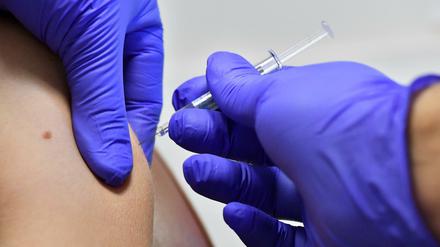 Eine Patientin lässt sich gegen Grippe impfen (Archiv).