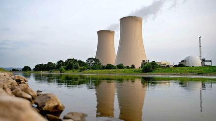 Seit Sonntag liefert das umstrittene Atomkraftwerk Grohnde an der Weser wieder Strom. Zuvor hatte es nach einem Generatorschaden monatelang still gestanden. 