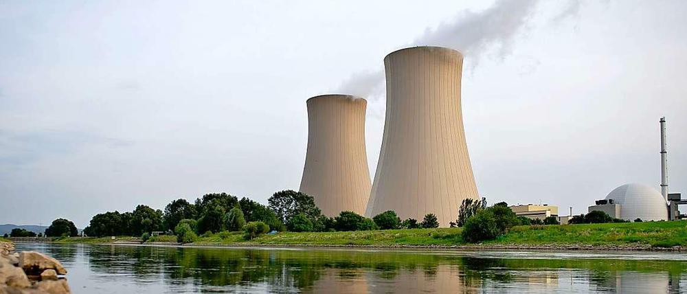 Seit Sonntag liefert das umstrittene Atomkraftwerk Grohnde an der Weser wieder Strom. Zuvor hatte es nach einem Generatorschaden monatelang still gestanden. 