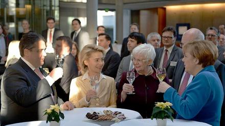 Merkel bleibt mit Apfelschorle lieber erst mal nüchtern, auch die anderen trinken Wasser.