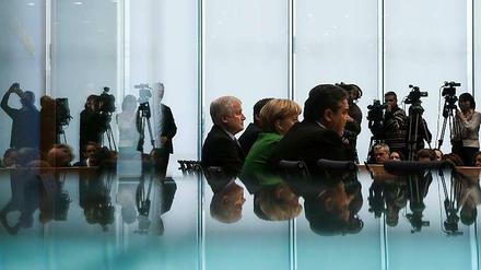 Die Chefs der drei Koalitionsfraktionen Horst Seehofer (CSU), Angela Merkel (CDU) und Sigmar Gabriel (SPD) bei der Pressekonferenz nach Unterzeichnung des neuen Regierungsprogramms. 