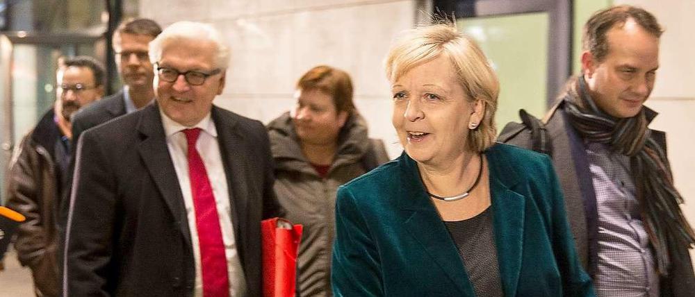 SPD-Fraktionschef Frank-Walter Steinmeier und Nordrhein-Westfalens Ministerpräsidentin Hannelore Kraft (SPD) verlassen nach den Koalitionsverhandlungen die SPD-Parteizentrale in Berlin. Auf Seiten der SPD zeigen sich die Verhandler als zufrieden. 