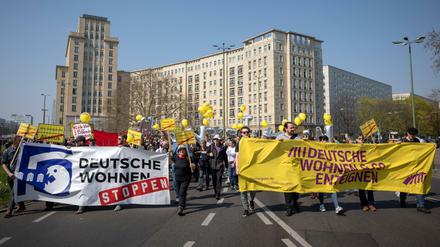 Mehrere zehntausend Menschen protestieren in Berlin unter dem Motto "Mietenwahnsinn stoppen". 