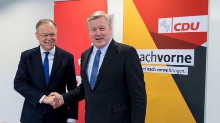 Hand drauf: Niedersachsens Ministerpräsident Stephan Weil (links, SPD) und der CDU-Landesvorsitzende Bernd Althusmann nach den erfolgreichen Koalitionsverhandlungen.