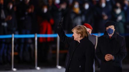 Angela Merkel winkt zum Abschied.