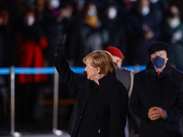 Angela Merkel winkt zum Abschied.