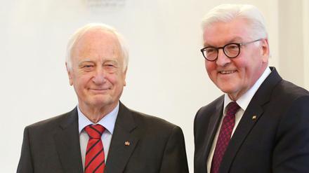 Bundespräsident Frank-Walter Steinmeier verleiht dem Historiker Heinrich August Winkler im Schloss Bellevue das Großen Verdienstkreuzes der Bundesrepublik Deutschland.
