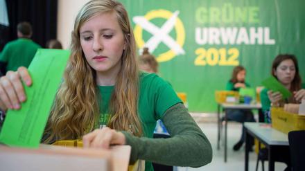 Jetzt kann gezählt werden: Eine Helferin öffnet am Sonntag in Berlin-Wedding Briefe mit Stimmen der Grünen-Urwahl.