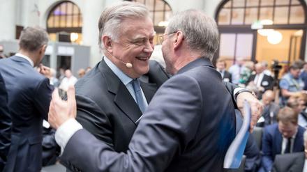 Wladimir Jakunin (links) lud zur Gründungsveranstaltung seines neuen Instituts "Dialog der Zivilisationen" in Berlin - und wurde von Brandenburgs Ex-Ministerpräsident Matthias Platzeck (SPD) freundschaftlich begrüßt. 