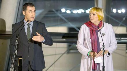 Die Parteichefs der Grünen, Cem Özdemir und Claudia Roth, geben am 10.10.2013 nach den ersten Sondierungsgesprächen zwischen CDU/CSU und Bündnis 90/Die Grünen ein Statement im Reichstagsgebäude.