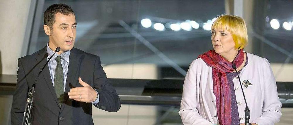 Die Parteichefs der Grünen, Cem Özdemir und Claudia Roth, geben am 10.10.2013 nach den ersten Sondierungsgesprächen zwischen CDU/CSU und Bündnis 90/Die Grünen ein Statement im Reichstagsgebäude.
