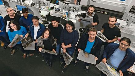 Gruppenaufnahme der Exil-Journalisten beim Netzwerktreffen im Newsroom vom Tagesspiegel-Verlagsgebäude in Berlin-Kreuzberg.