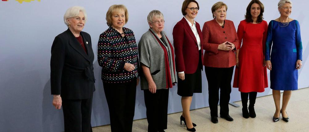 Gruppenbild ohne einen Herrn: Die Kanzlerin (3. von rechts) mit den früheren Ausländerbeauftragten (von links) Cornelia Schmalz-Jacobsen (FDP, 1991-1998), Maria Böhmer (CDU, 2005-2013), Almuth Berger, der Ausländerbeauftragten der DDR in deren letzten Monaten, damals im Bürgerrechtsbündnis "Demokratie jetzt", neben ihr die aktuelle Amtsinhaberin Annette Widmann-Mauz (CDU), Merkel, Aydan Özoguz (SPD, 2013-2018) und Marieluise Beck (Grüne, 1998-2005)