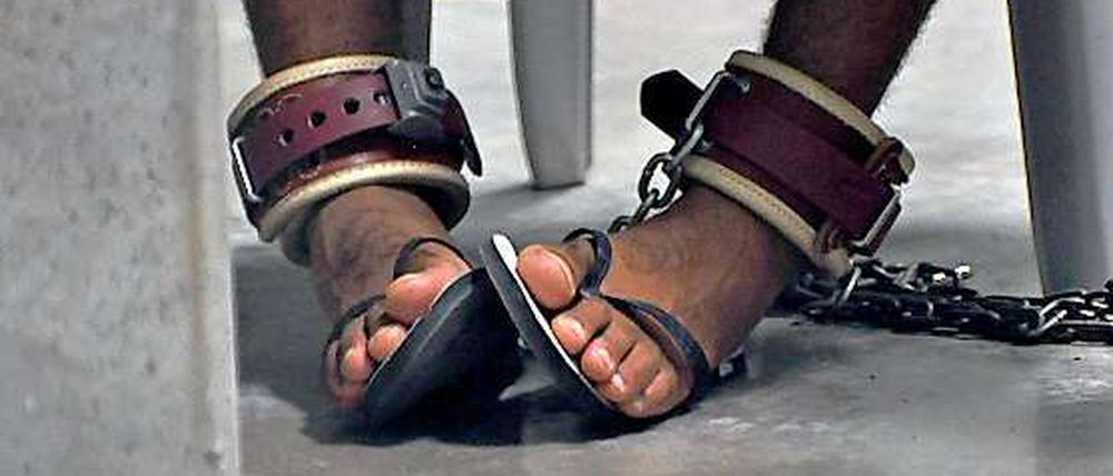Ein Häftling in Guantanamo mit Fußschellen (von der US-Armee herausgegebenes Archiovfoto). 