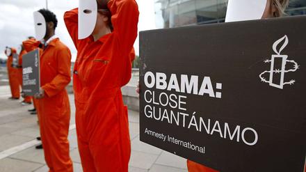 Am Sonntag protestierten Anhänger von Amnesty International für die Schließung des Gefangenenlagers Guantanamo. Nun könnte es tatsächlich nächste Schritte in diese Richtung geben.
