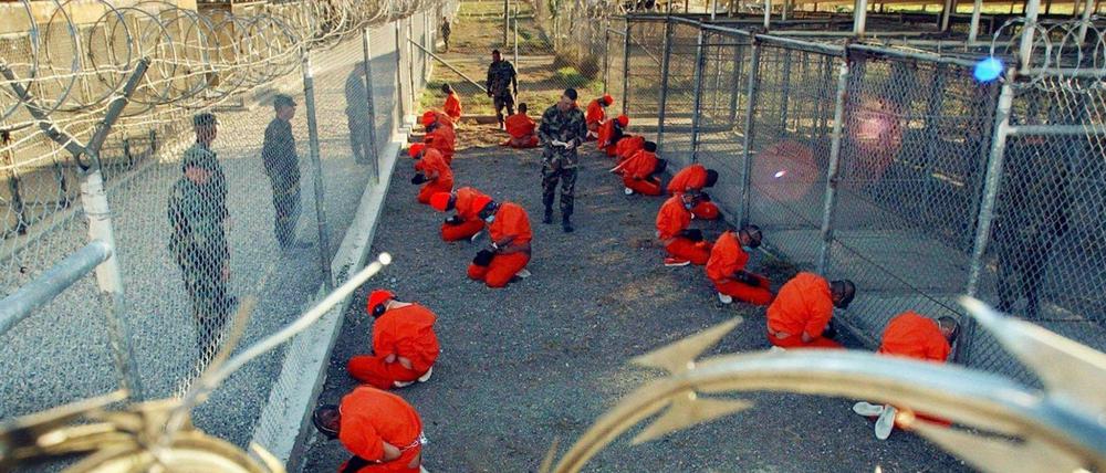 Gefangene Terrorverdächtige. Dieses Foto vom Stützpunkt Guantanamo verbreitete die US-Marine 2002. 