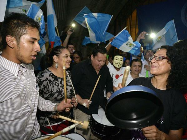Die Guatemalteken feierten vor dem Parlament die Entscheidung des Kongresses.