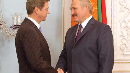 Aleksander Lukaschenko (r.) begegnet Guido Westerwelle auf Augenhöhe.