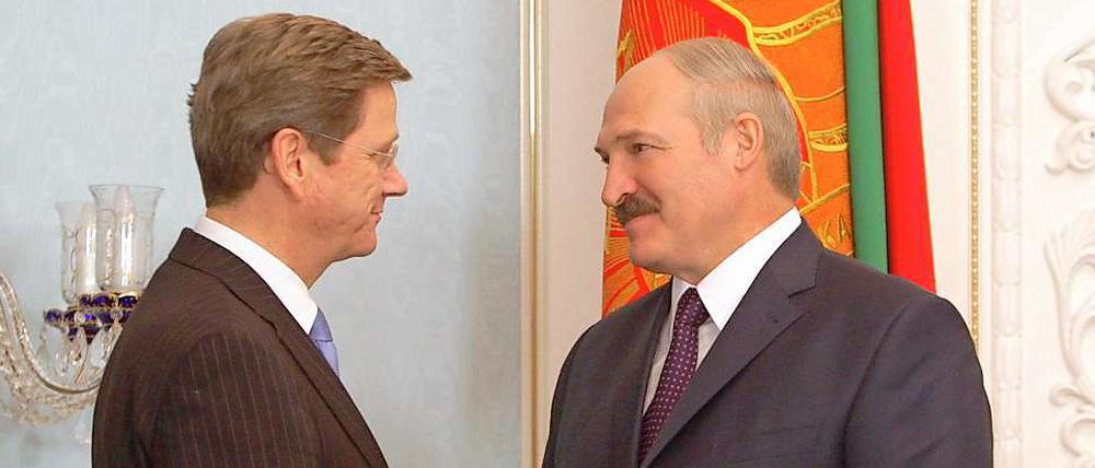 Aleksander Lukaschenko (r.) begegnet Guido Westerwelle auf Augenhöhe.