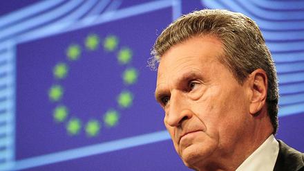 Günther Oettinger spricht bei einer Pressekonferenz.