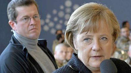 Stimme seiner (Ex-)Herrin: Angela Merkel macht Karl-Theodor zu Guttenberg eine klare Ansage.